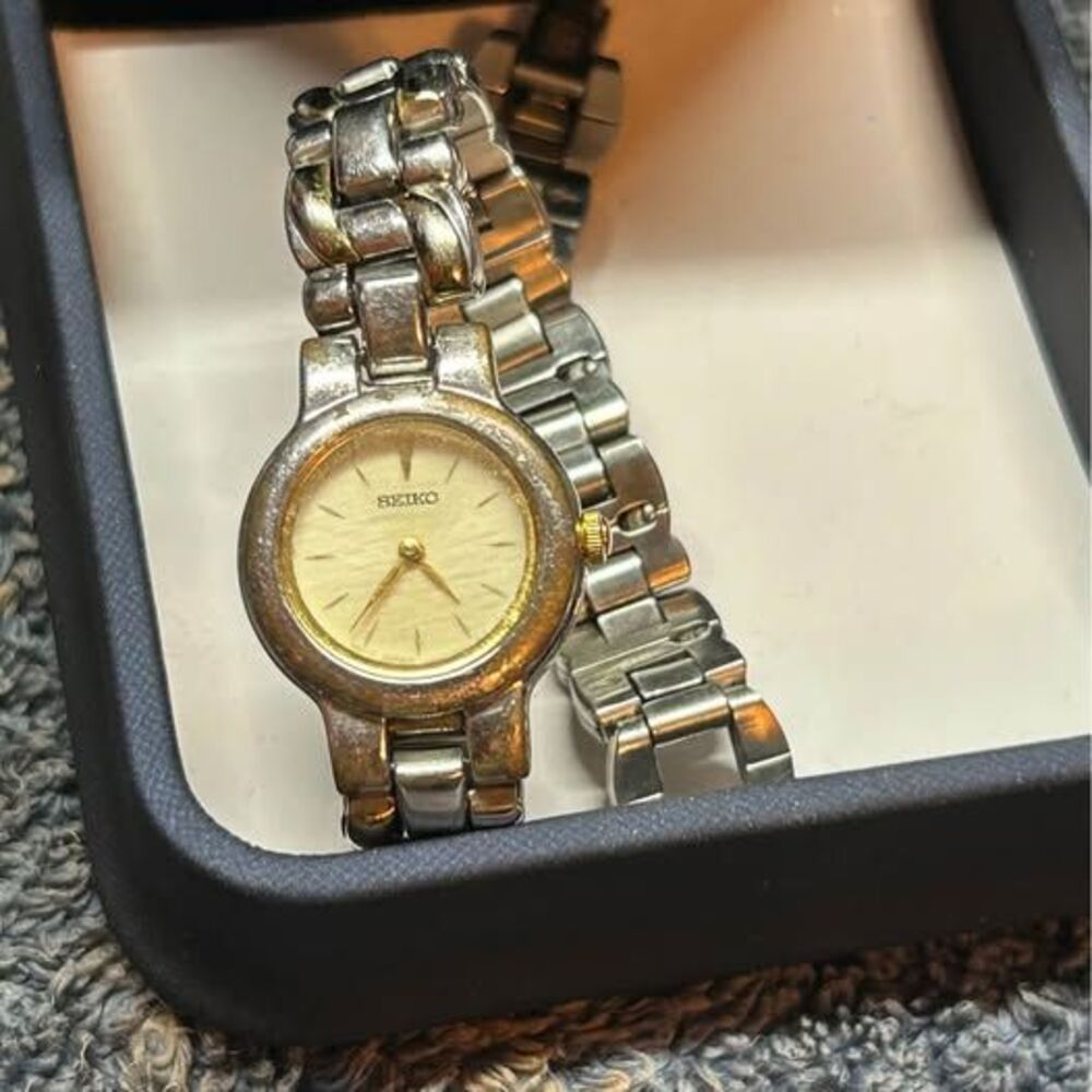 Seiko Quartz Two-Tone Ladies Watch – Stainless Steel, Gold Accents, Vintage Styl
